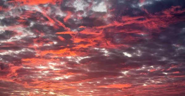 Siyah ve kırmızı gökyüzü, güzel günbatımı alacakaranlıkta