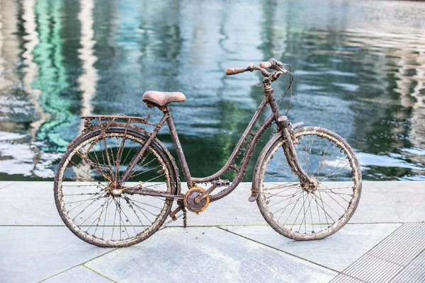 一辆从水里拖出来的旧的沉没的自行车 — 图库照片