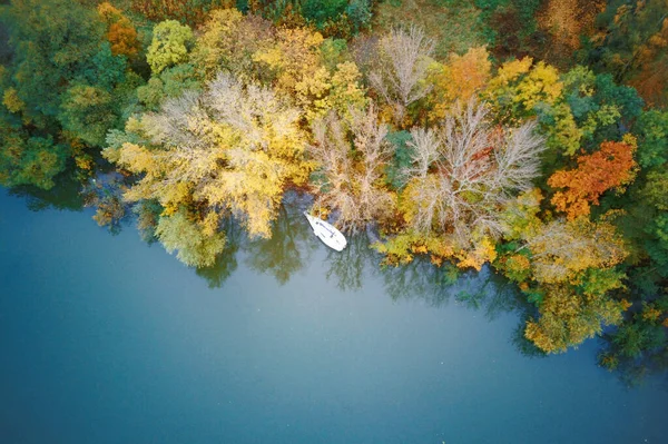 Mały Jacht Żaglowy Mnóstwo Zielonych Żółtych Drzew Jesień Widok Wysokości — Zdjęcie stockowe
