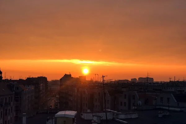 Prachtige Zonsopgang Boven Stad Daken Van Huizen Uitzicht Vanaf Een — Stockfoto