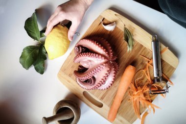 Ahşap zemin üzerinde havuçlu ahtapot, ahtapot pişiriyor.