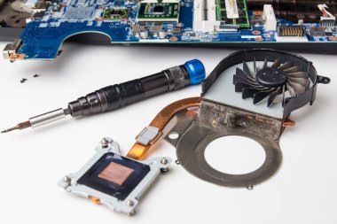 Laptopun soğutma sistemindeki pislik, sökülmüş dizüstü bilgisayar, atölye