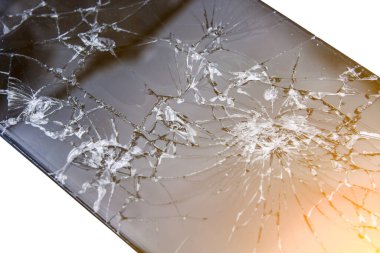 Beyaz arka plan üzerinde izole kırık akıllı telefon yakın çekim