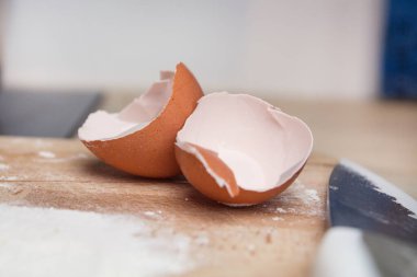 Ahşap arka planda yumurta kabukları, taze ezilmiş tavuk yumurtaları.