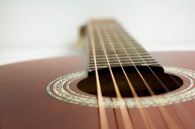 Klasik gitar yakın plan, klasik gitar fretboard beyaz arkaplan