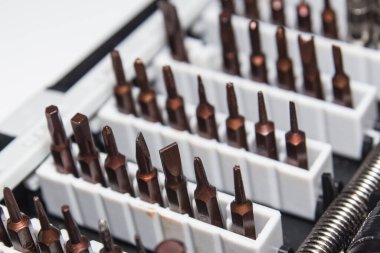 küçük görevler için bir dizi bit içeren tornavida