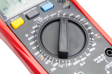 Elektronik dijital çokölçer beyaz arkaplanda izole edilmiş, yakın plan