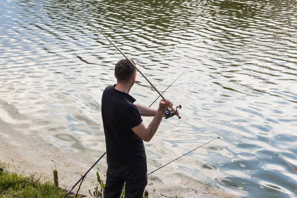 Balıkçı Oltasını Göle Atıyor — Stok fotoğraf