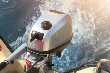 Sürat teknesinde güçlü bir dış motor. Su sıçrıyor..