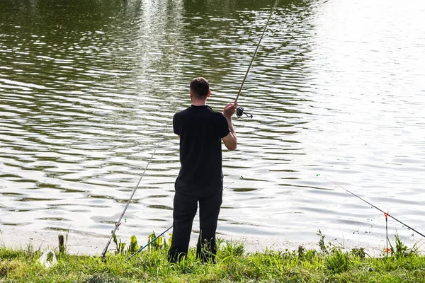 Pescador Tirando Vara Descansando Lago —  Fotos de Stock