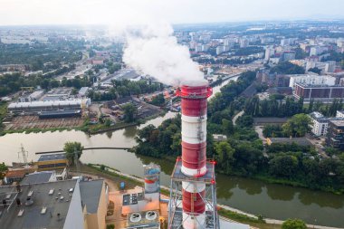Wroclaw 'ın sanayi bölgesi. Elektrik santralinin bacalarından duman çıkıyor. Yukarıdan bak, akşamları.