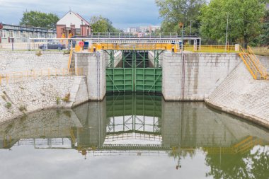 Nehir kilidi geminin geçmesi için suyla dolu. Nehir boyunca gemi trafiği düzenlenmesi.