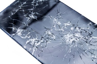 Beyaz arka plan üzerinde izole kırık akıllı telefon yakın çekim