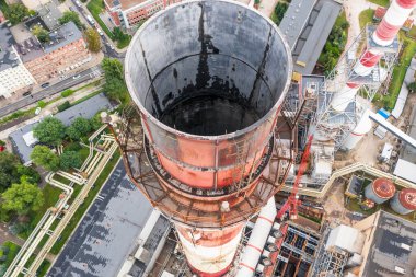 Elektrik santralinde büyük bir baca, tepeden yakın çekim.