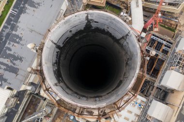 Elektrik santralinde büyük bir baca, tepeden yakın çekim.