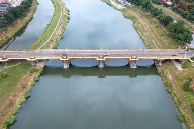 Mavi nehrin üzerindeki şehir köprüsü, Wroclaw, Polonya