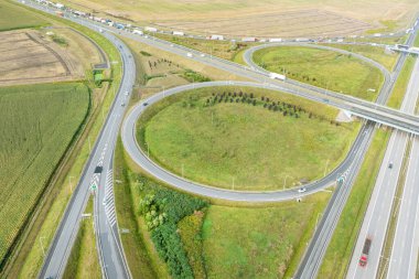 Modern yollar, kavşaklar ve köprüler. En tepeden çevre yolu. Yaz Wroclaw Polonya