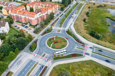 Modern yollar, kavşaklar ve köprüler. En tepeden çevre yolu. Yaz Wroclaw Polonya