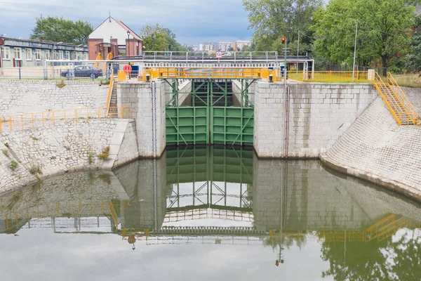 Nehir kilidi geminin geçmesi için suyla dolu. Nehir boyunca gemi trafiği düzenlenmesi.