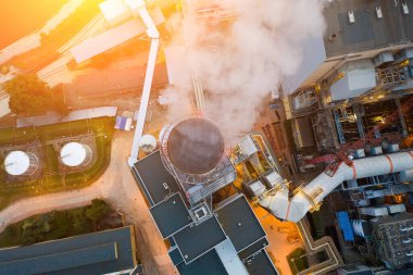 Wroclaw 'ın sanayi bölgesi. Elektrik santralinin bacalarından duman çıkıyor. Yukarıdan bak, akşamları.