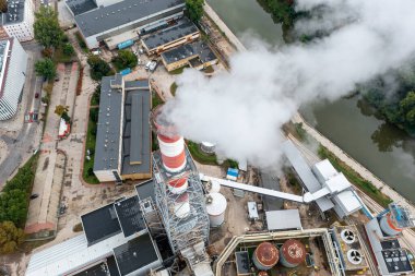 Bacadan çıkan dumanla hava kirliliği. Şehirdeki sanayi bölgesi, tepeden görüş