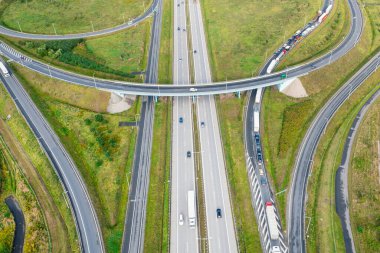 Modern yollar, kavşaklar ve köprüler. En tepeden çevre yolu. Yaz Wroclaw Polonya