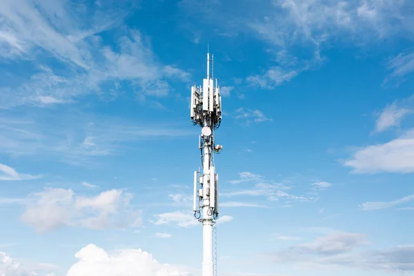 Antennenzelle Gegen Den Blauen Himmel — Stockfoto