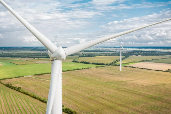 风车在田里发电 可供选择的能源 风力涡轮机从高处的特写 从无人机上看风景不错 — 图库照片