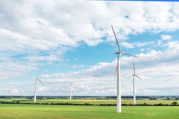 绿色草地 风力涡轮机发电 夏季景观 替代能源 — 图库照片
