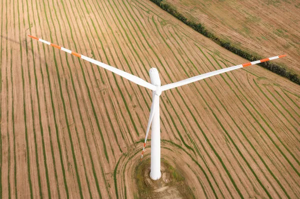 Yel değirmenleri tarlalarda elektrik üretir. Alternatif enerji kaynakları, rüzgar türbinleri yükseklikten yaklaşır. İnsansız hava aracının manzarası güzelmiş.