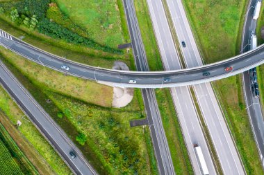 Modern yollar, kavşaklar ve köprüler. En tepeden çevre yolu. Yaz Wroclaw Polonya