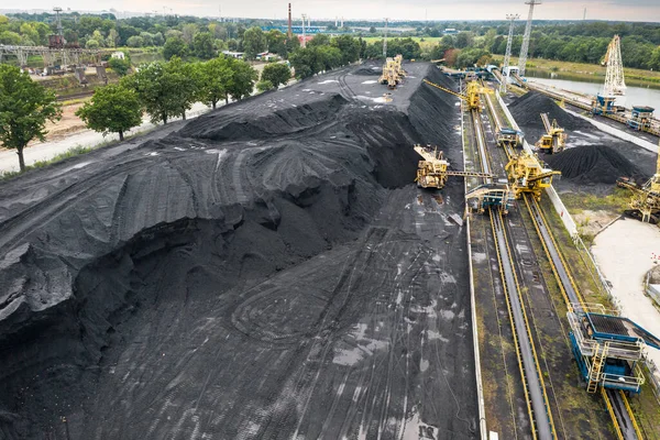 Velké Zásoby Uhlí Elektrárně Mnoho Jeřábů Vykládajících Uhlí Hodně Uhlí — Stock fotografie