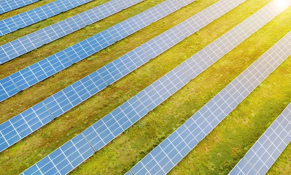 Derin Mavi Gökyüzüne Karşı Güneş Panelleri Alternatif Güneş Enerjisi — Stok fotoğraf