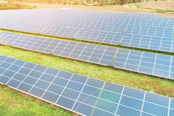 Panele Słoneczne Przeciw Błękitnemu Niebu Alternatywna Energia Słoneczna — Zdjęcie stockowe