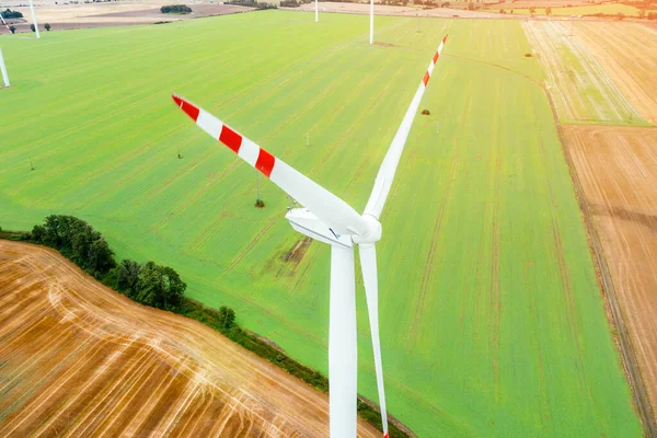 风力涡轮机发电 在绿地背景下的风车 一种替代能源 从无人机上看 — 图库照片