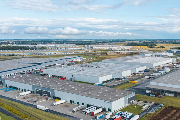 Büyük bir deponun havadan görüntüsü. Sanayi bölgesindeki lojistik merkezi yukarıdan.