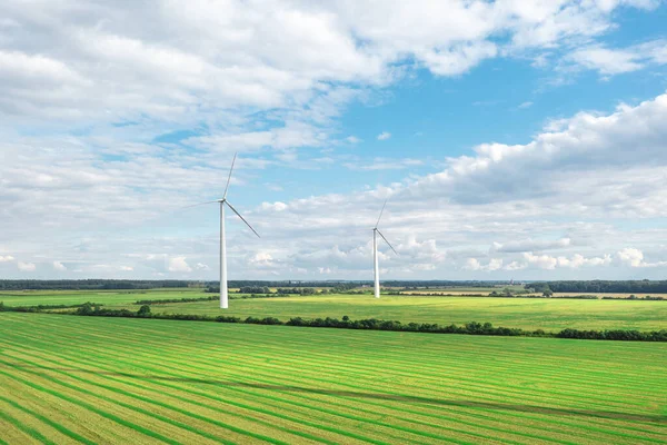 绿色草地 风力涡轮机发电 夏季景观 替代能源 — 图库照片