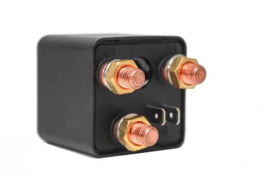 Otomotiv elektromanyetik rölesi beyaz arka planda yakın plan. Otomotiv elektrik rölesi