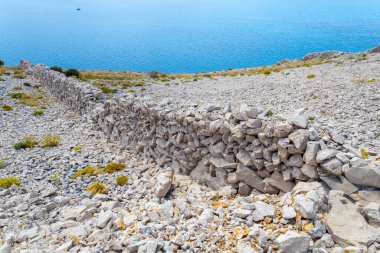 Büyük taş çit labirentleri, eski çayır kalemleri.