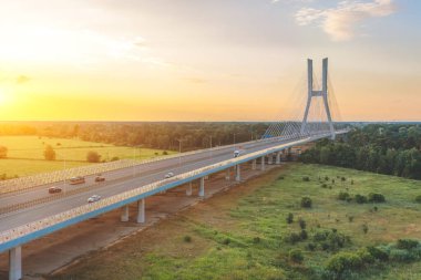 Günbatımında beyaz kablolu köprü ve karayolu. Redzinsky Köprüsü, Wroclaw, Polonya