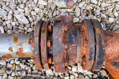 Eski ve paslı su boruları, boru bağlantıları, boru hattı onarımı.