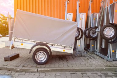 Bir yolcu vagonu için yeni kargo karavanı, satılık bir sürü araba..