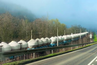 Arabalarla çimento nakli, çimento taşımak için özel hapishaneler.