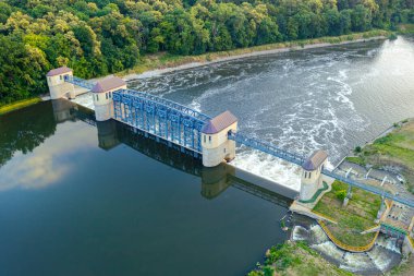 Odra Nehri üzerindeki barajın üst manzarası, Wroclaw