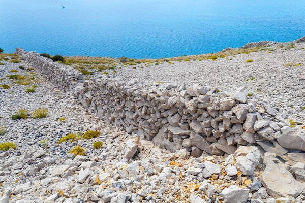 Büyük taş çit labirentleri, eski çayır kalemleri.