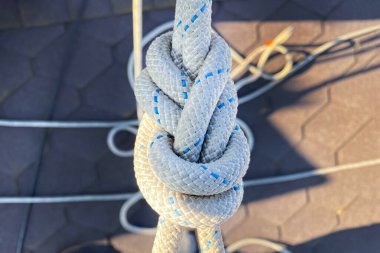 Dağcılıkta kullanılan sekiz düğüm şekli. Düğümlenmiş ip