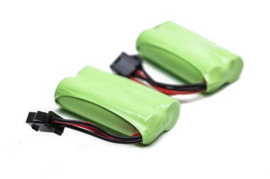 Beyaz zemin üzerinde iki lityum-iyon polimer pil (LiPo, LIP, Li-poly).