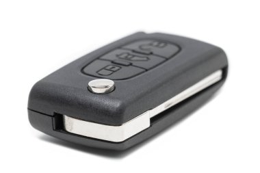 Beyaz arka planda merkezi kilit ve alarm düğmeleri olan araba anahtarı