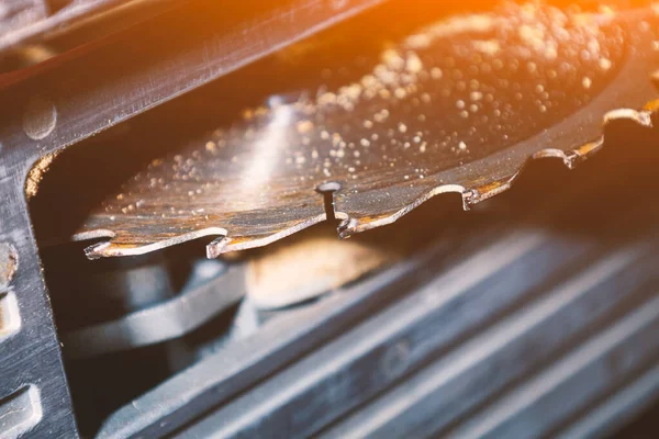 Kesme tahtaları için el testeresi, yakın çekim.