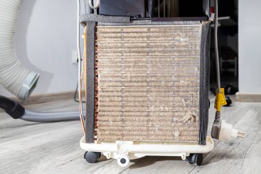 Kirli buzdolabı radyatörü, tozla kaplanmış soğutucu.